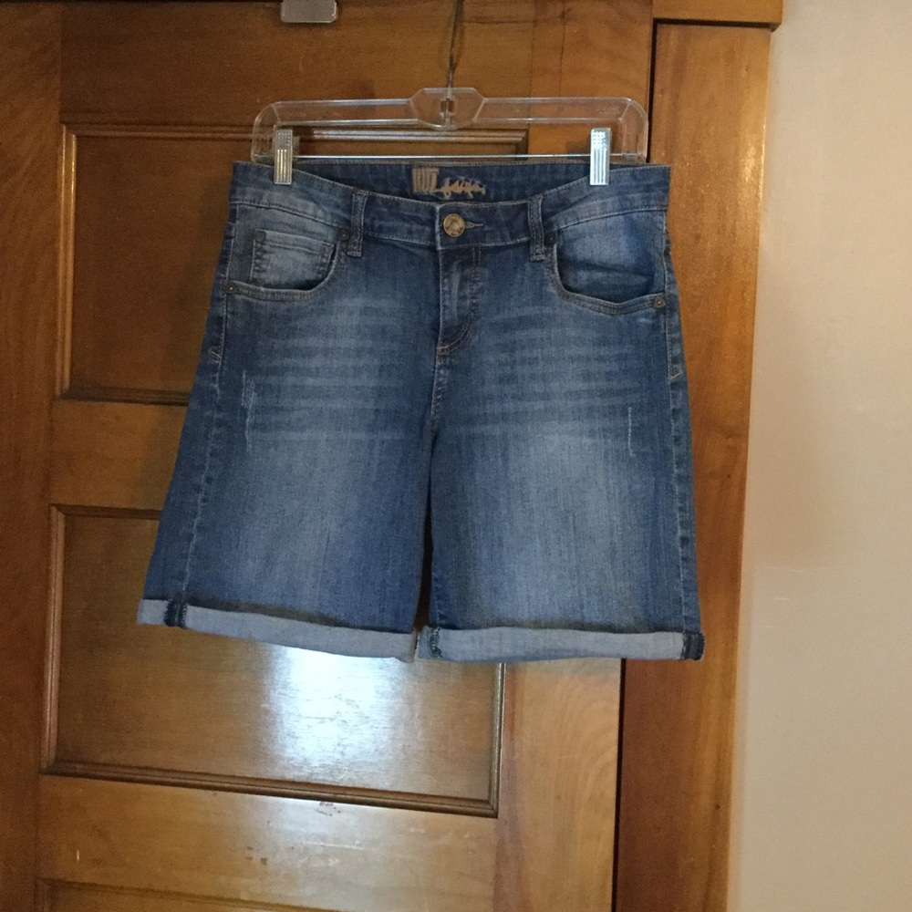 Kut from the Kloth Bermuda shorts.      B025